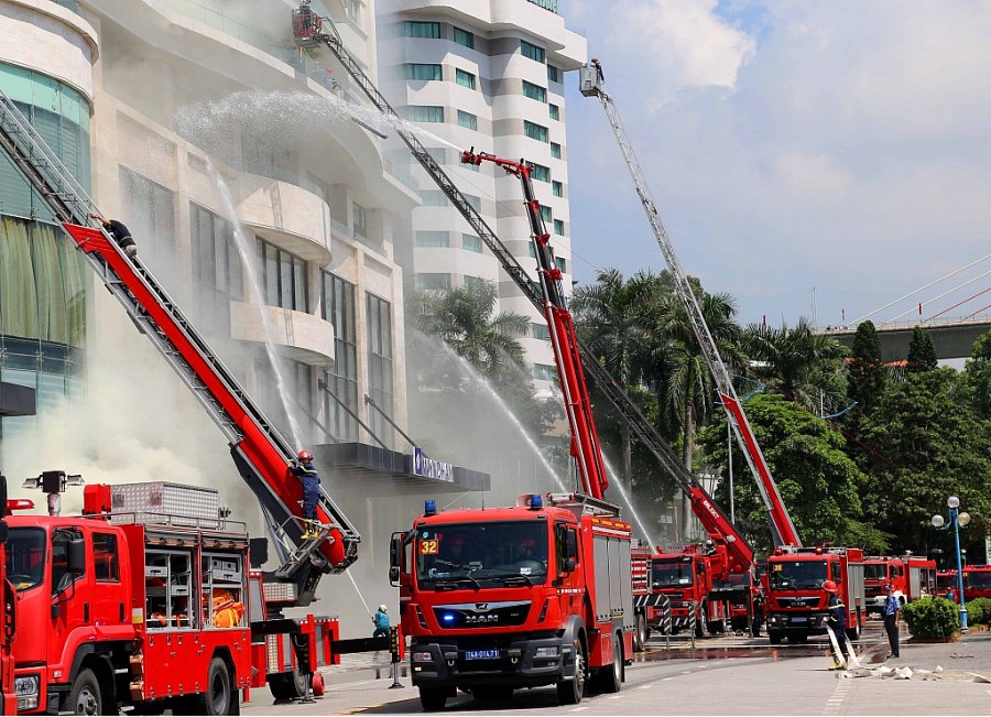 Hơn 100 phương tiện được huy động tham gia diễn tập chữa cháy.
