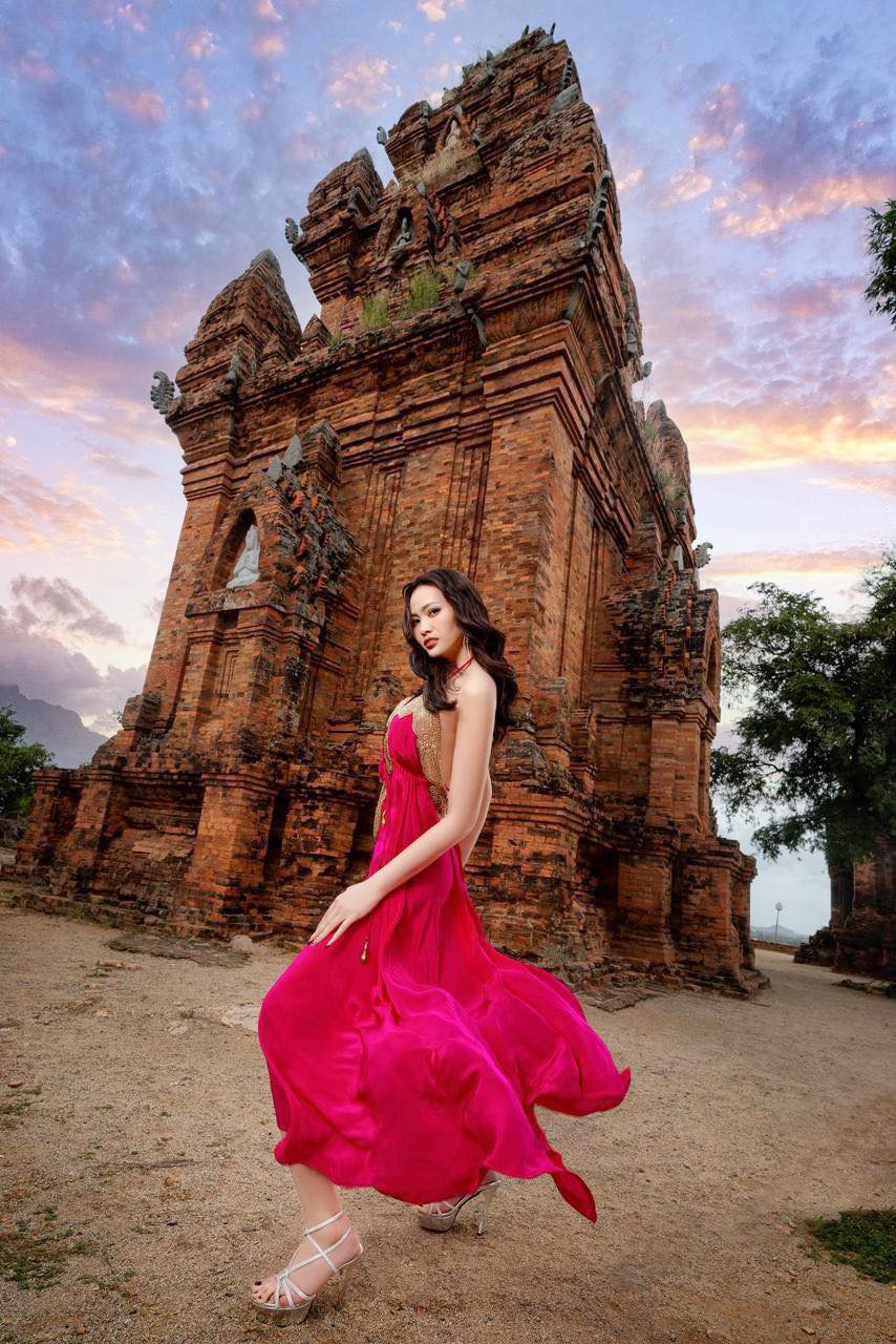 Hoa hậu Bích Hạnh tái xuất sau một năm “ở ẩn”