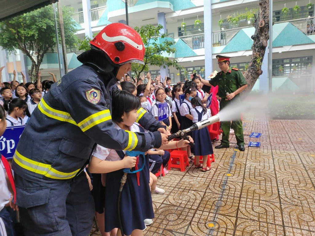 Trang bị kiến thức PCCC cho giáo viên, học sinh