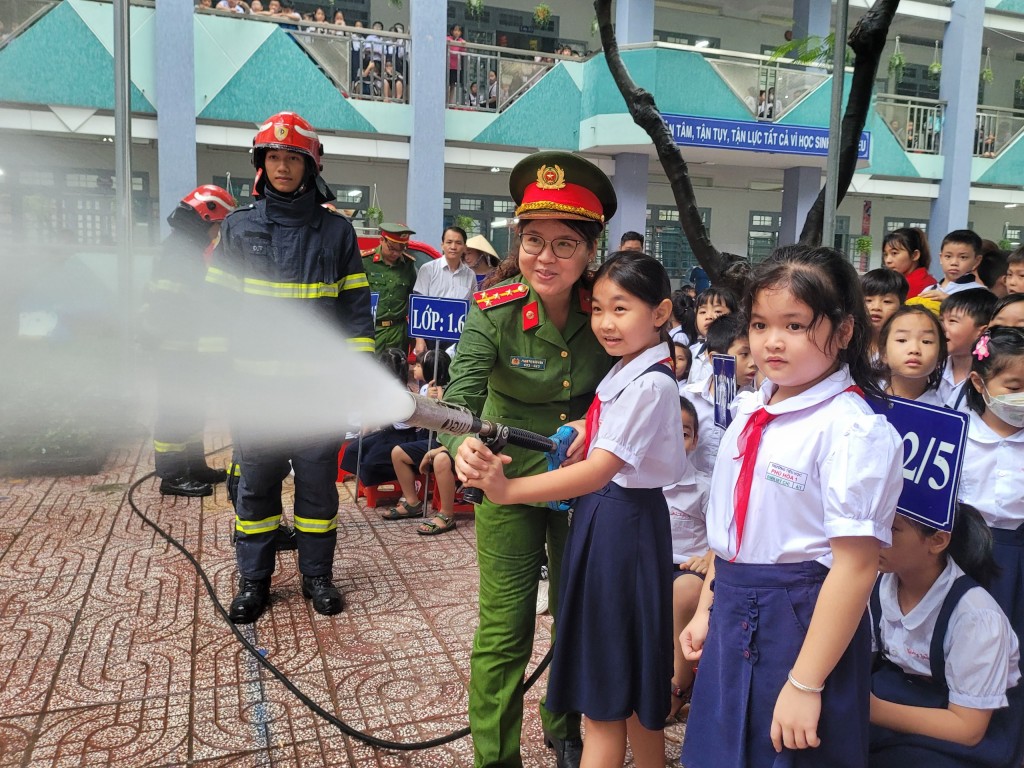 Học sinh THCS trên địa bàn TP.Tân Uyên được hướng dẫn kỹ năng sử dụng bình chữa cháy xách tay