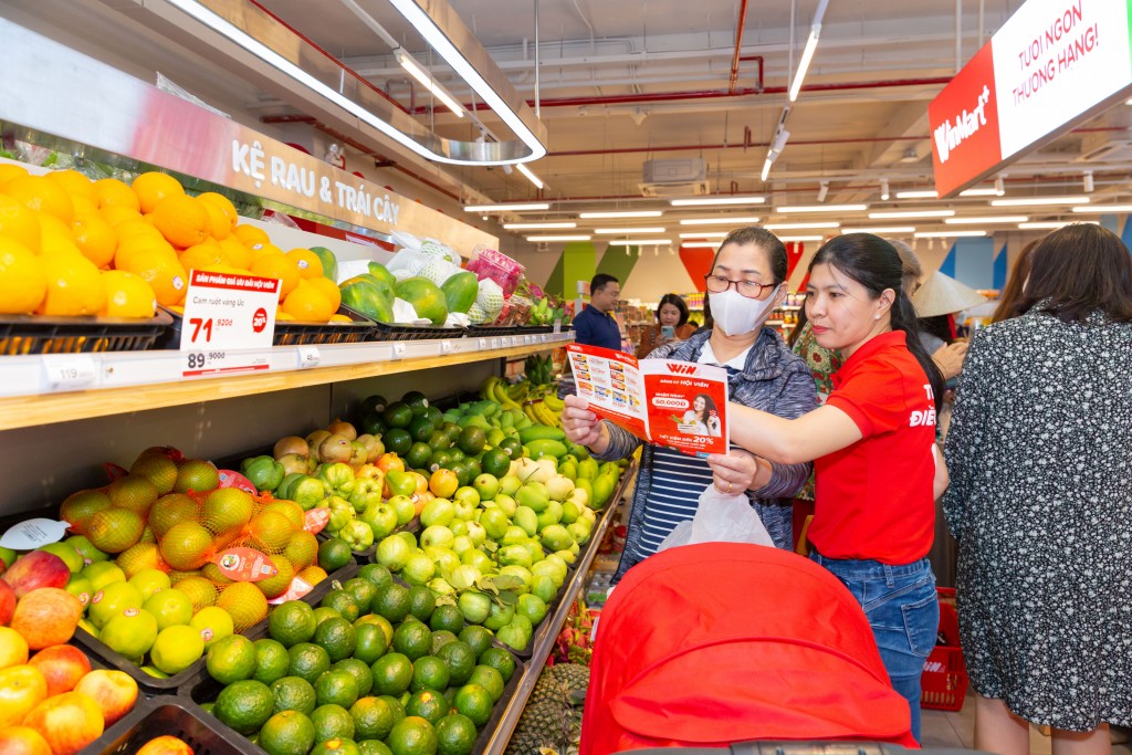 Người tiêu dùng mua sắm tại hệ thống siêu thị Winmart/Wimart