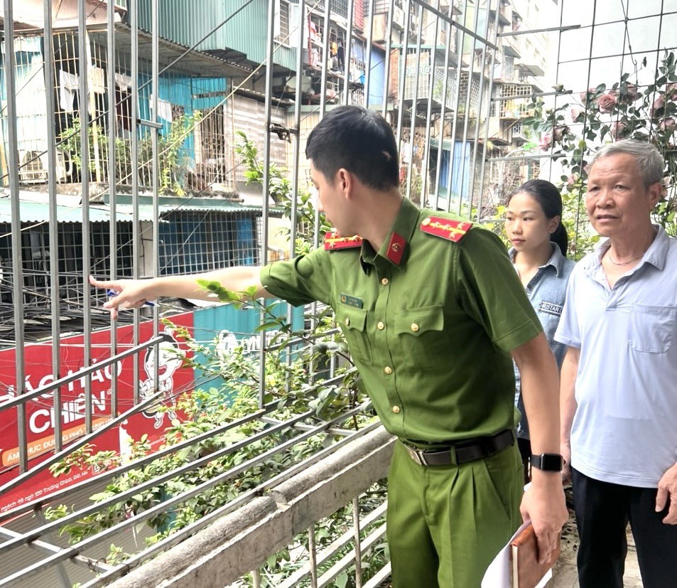 Công an phường Phương Mai tuyên truyền, vận động Nhân dân mở lối thoát nạn thứ 2 tại các khu tập thể cũ.