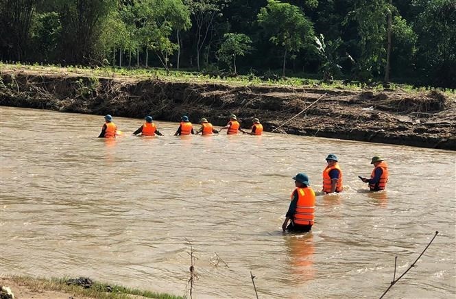 tìm kiếm thi thể học sinh