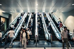 Nhật Bản: Một thành phố cấm bước đi trên thang cuốn