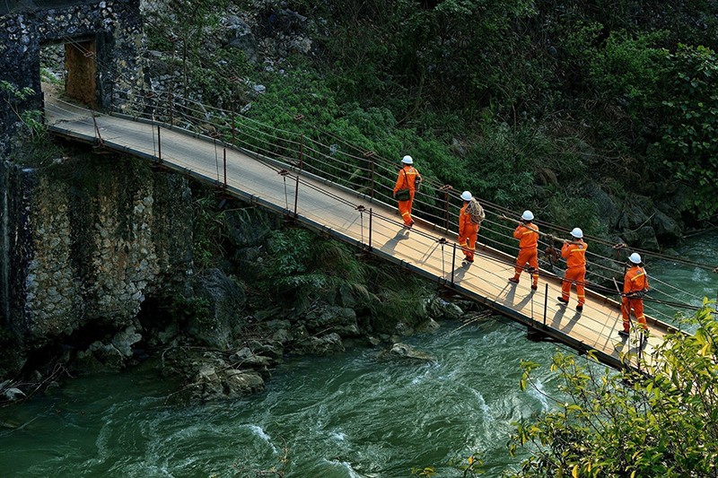 Cõng điện vượt suối tại Hà Giang