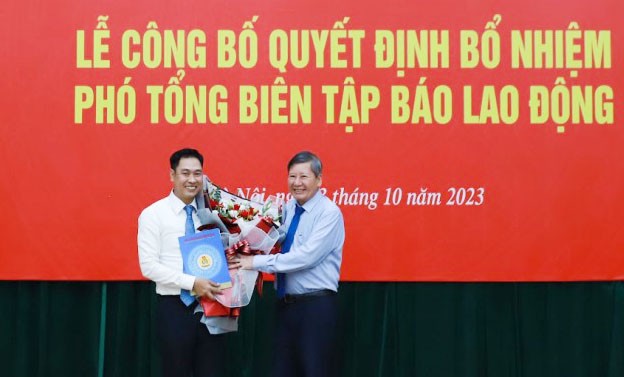 Ông Trần Thanh Hải, Phó Chủ tịch Thường trực Tổng LĐLĐ Việt Nam thay mặt Tổng Liên đoàn trao quyết định về việc bổ nhiệm Phó Tổng Biên tập cho nhà báo Nguyễn Đức Thành. Ông Trần Thanh Hải, Phó Chủ tịch Thường trực Tổng LĐLĐ Việt Nam thay mặt Tổng Liên đoàn trao quyết định về việc bổ nhiệm Phó Tổng Biên tập cho nhà báo Nguyễn Đức Thành.