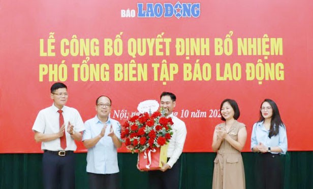 Nhà báo Nguyễn Mạnh Hưng (thứ 2 từ trái sang), Tổng biên tập Báo Tuổi trẻ Thủ đô chúc mừng nhà báo Nguyễn Đức Thành
