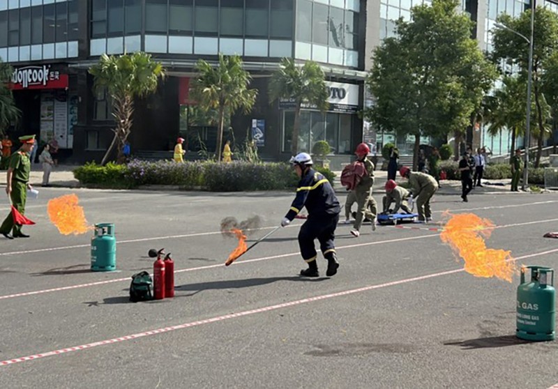 Tổ chức trải nghiệm kỹ năng chữa cháy, cứu nạn cho người dân Thủ đô