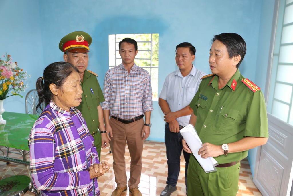 Đại tá Nguyễn Thanh Điệp, Phó Giám đốc Công an tỉnh Bình Dương thăm hỏi gia đình bà nguyễn Thị Lâu