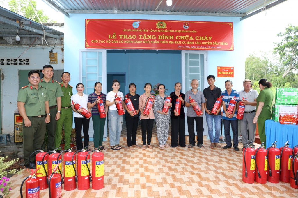 7.	Công an huyện Dầu Tiếng thực hiện chương trình trao tặng bình chữa cháy cho các hộ dân có hoàn cảnh khó khăn
