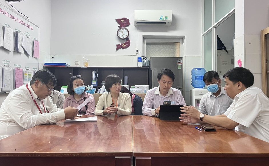 Tổ công tác Sở Y tế làm việc tại Bệnh viện Lê Văn Thịnh về trường hợp tử vong và các trường hợp còn lại đang điều trị tại bệnh viện (Ảnh: Sở Y tế)