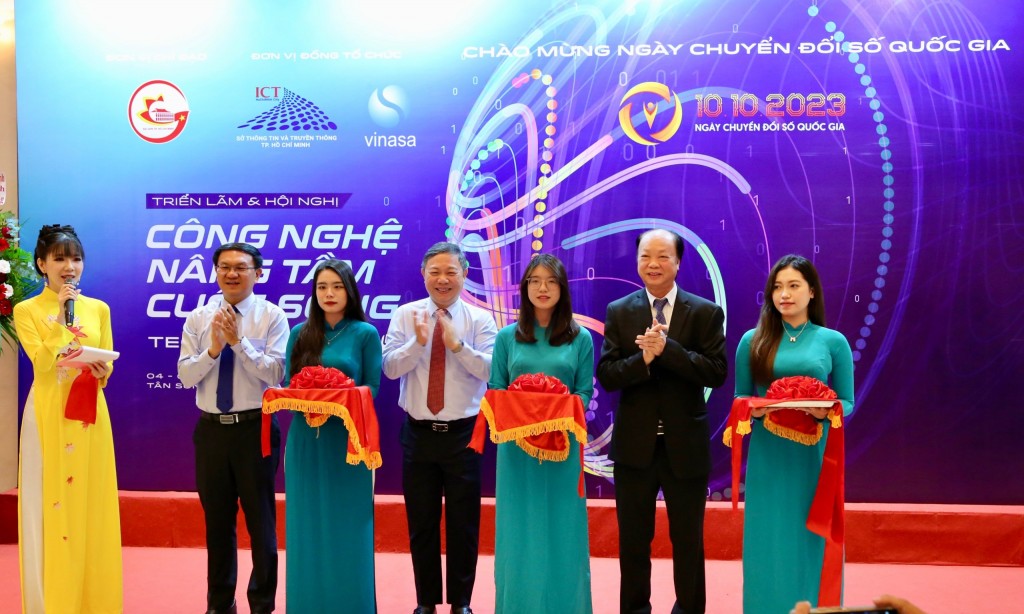 Nghi thức khai mạc triển lãm TECH4LIFE tại “Ngày hội Chuyển đổi số TPHCM 2023”.