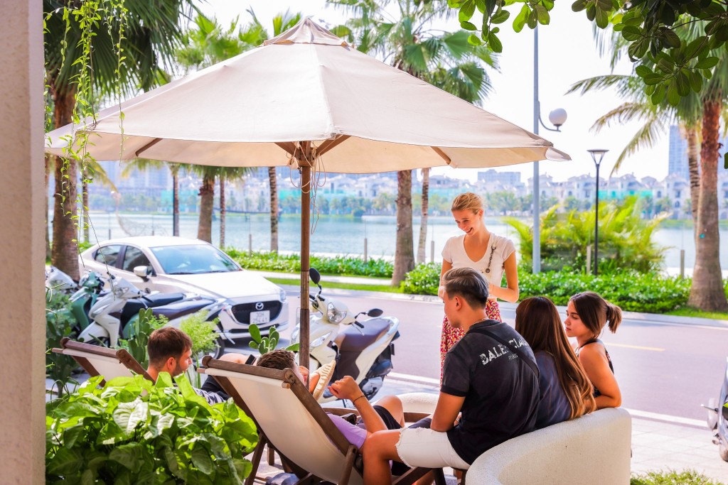 Những quán café view biển tại Vinhomes Ocean Park 1 thu hút nhiều cư dân và du khách đến trải nghiệm