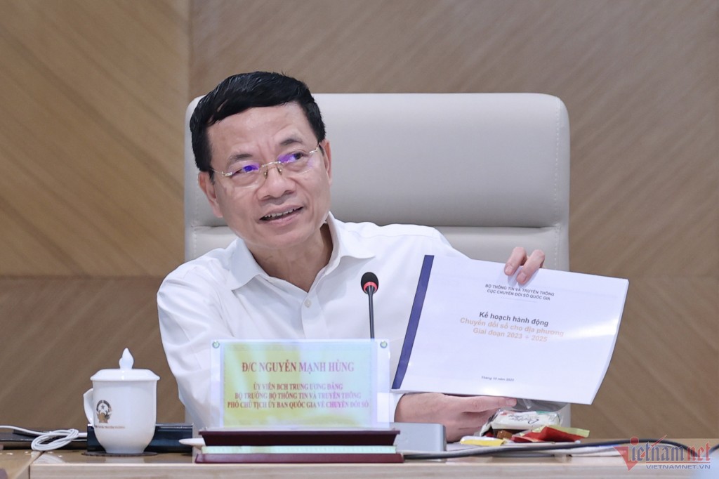 Bộ trưởng Nguyễn Mạnh Hùng giới thiệu cuốn cẩm nang hướng dẫn CĐS địa phương sẽ sớm được ban hành trong tháng 10 để gửi các địa phương