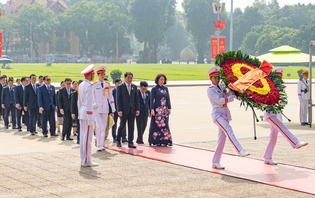 Đoàn đại biểu cấp cao Thủ đô Viêng Chăn vào Lăng viếng Chủ tịch Hồ Chí Minh