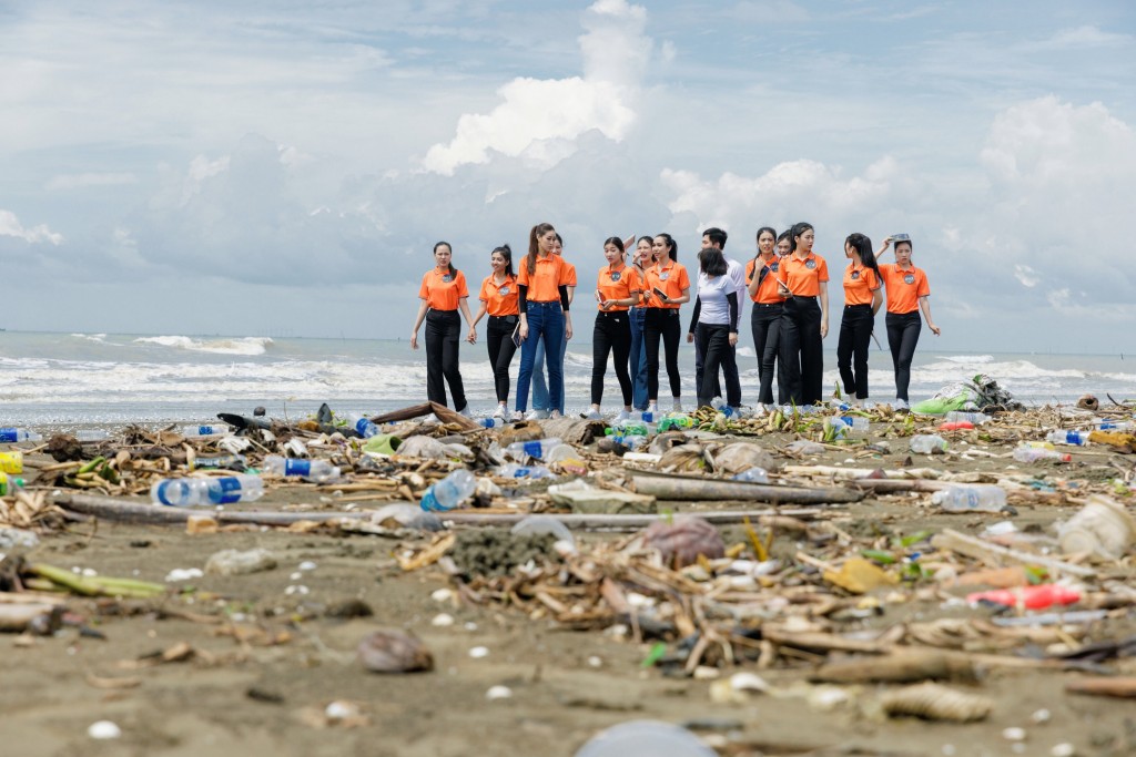 Các thí sinh Miss Earth Việt Nam 2023 cùng tham gia vệ sinh môi trường