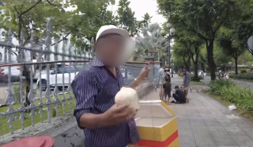 Nữ du khách cho biết người đàn ông báo giá quả dừa 150.000 đồng tại Bảo tàng TP Hồ Chí Minh (Ảnh cắt từ clip)