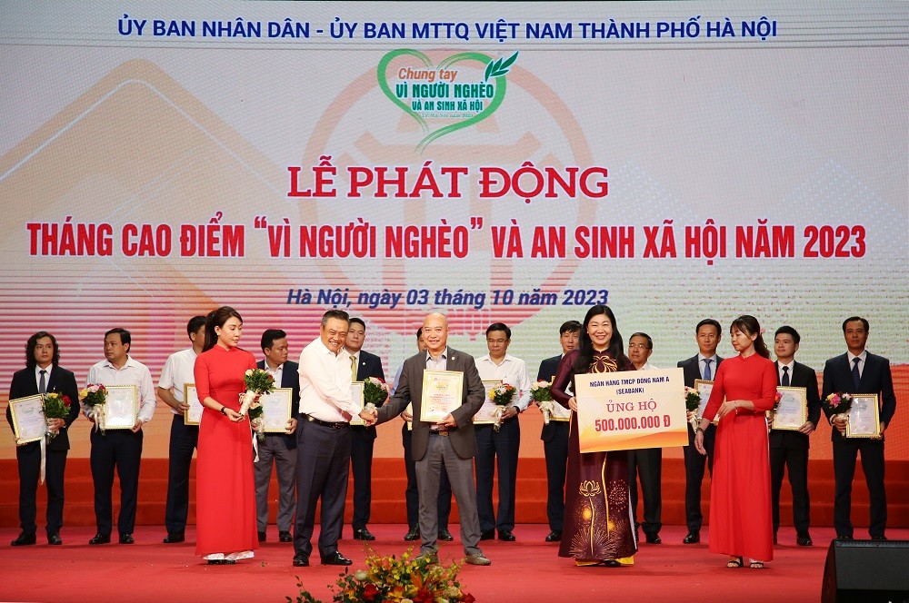 Đại diện Ngân hàng SeABank trao ủng hộ 500 triệu đồng cho “Quỹ Vì người nghèo” năm 2023