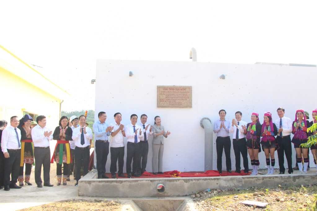 Gắn biển Dự án Hệ thống trạm xử lý nước sạch Hồ chứa nước Khe Mười tại thôn Khe Sâu, xã Nam Sơn.