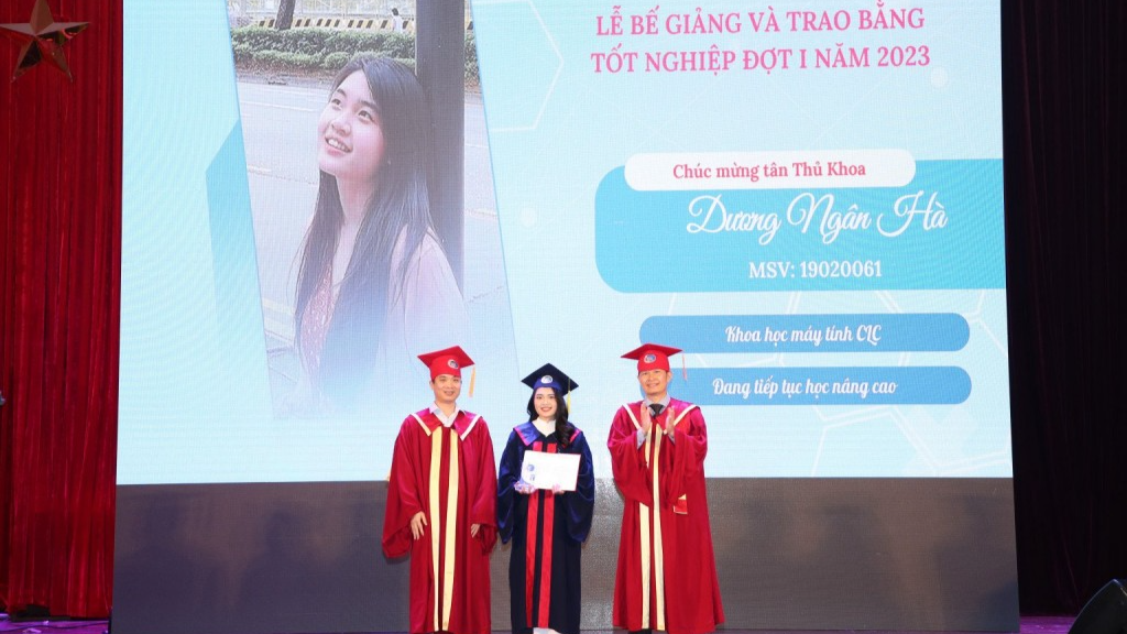 Ngân là một trong những Thủ khoa xuất sắc tốt nghiệp các trường đại học, học viện trên địa bàn thành phố Hà Nội 