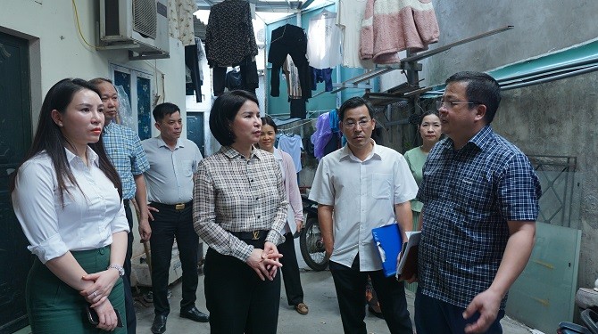 Giám đốc Sở Y tế Hà Nội kiểm tra công tác phòng chống dịch sốt xuất huyết tại dãy nhà trọ số 55C, ngõ 23 Xuân La.
