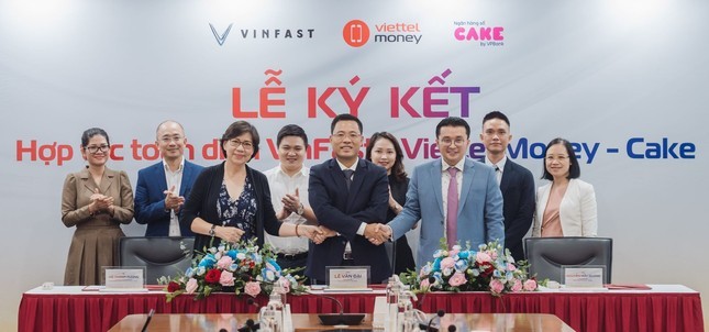 Lễ ký kết hợp tác chiến lược giữa Ngân hàng số Cake by VPBank, Công ty Dịch vụ số Viettel và Công ty VinFast 