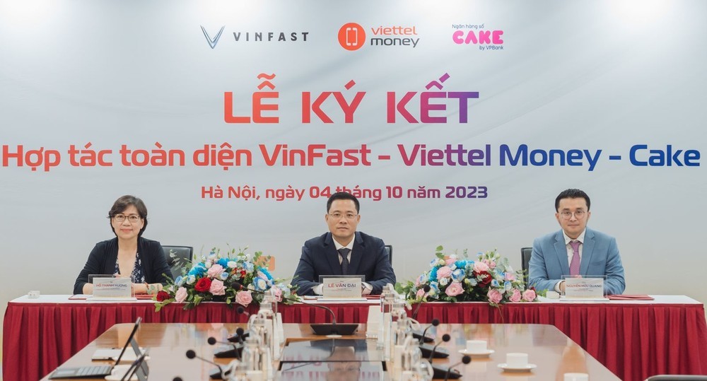 Bà Hồ Thanh Hương - Tổng Giám đốc  VinFast Việt Nam; Ông Lê Văn Đại, Tổng Giám đốc Công ty Dịch vụ số Viettel; Ông Nguyễn Hữu Quang, Tổng Giám đốc Ngân hàng số Cake by VPBank tại lễ ký kết hợp tác chiến lược ba bên