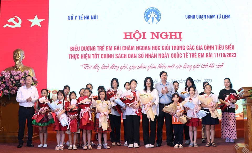 Lãnh đạo Sở Y tế Hà Nội và quận Nam Từ Liêm trẻ em gái chăm ngoan, học giỏi
