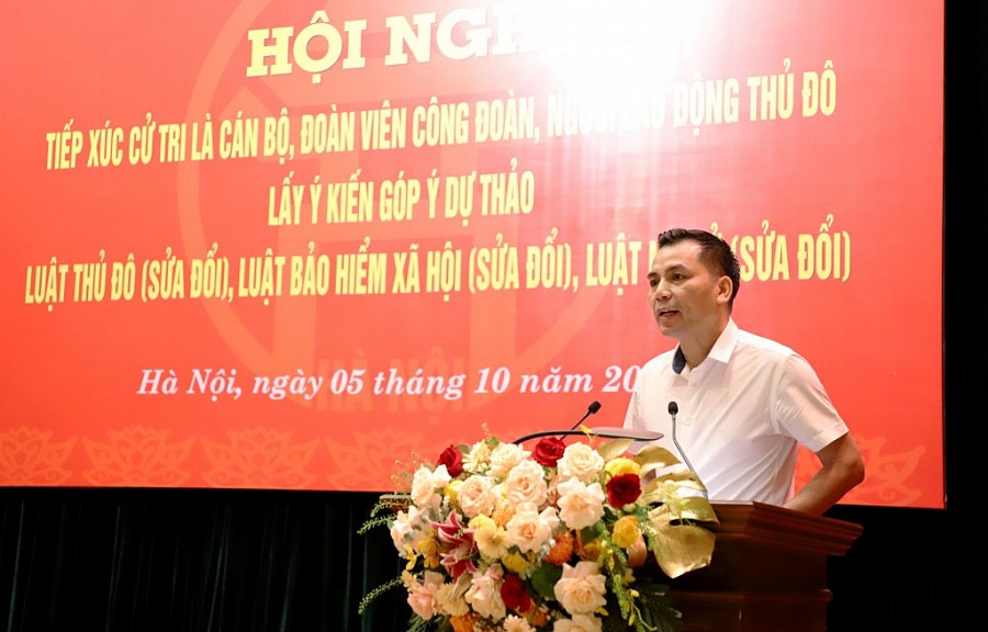 Phó Chủ tịch LĐLĐ thành phố Hà Nội Lê Đình Hùng báo cáo tại hội nghị