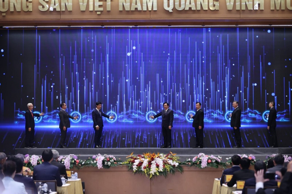 2.	Tổng công ty Becamex IDC và Tập đoàn Sembcorp (Singapore, đồng chủ đầu tư của VSIP Group) đã công bố thành lập trung tâm đổi mới sáng tạo Việt Nam - Singapore tại Bình Dương.