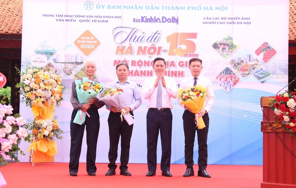 Phó Chủ tịch UBND TP Hà Minh Hải tặng hoa cho các thành viên Ban tổ chức triển lãm ảnh Hà Nội trong tôi năm 2023
