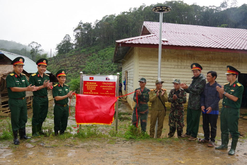 Nghi thức bàn giao công trình hữu nghị cho bản Tạ Vàng, huyện Kạ Lừm, tỉnh SêKông, nước bạn Lào