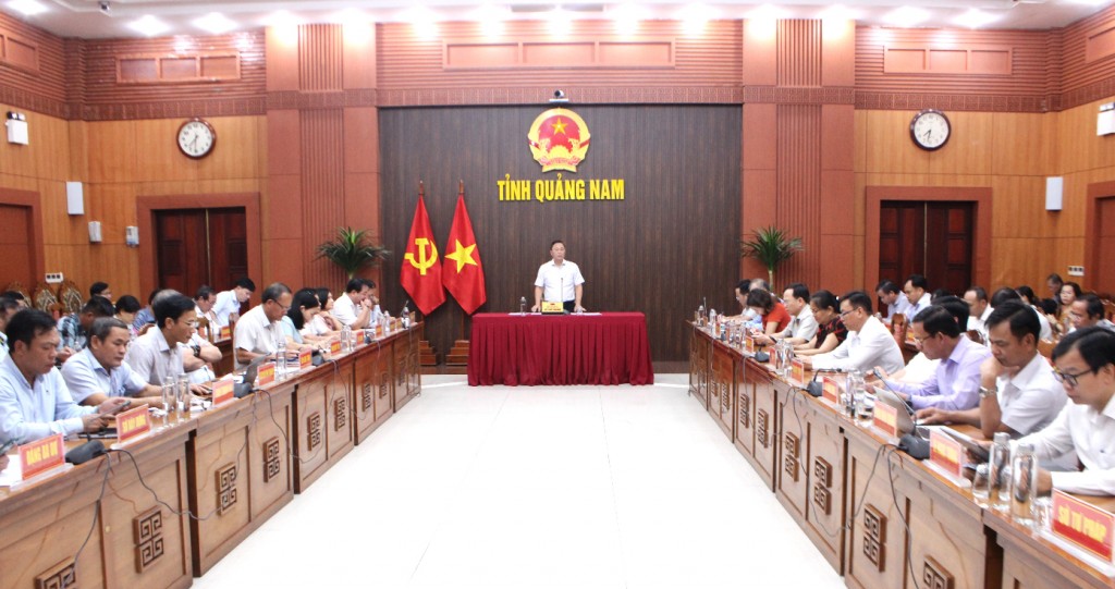 Chủ tịch UBND tỉnh Quảng Nam, Lê Trí Thanh chủ trì hội nghị trực tuyến đánh giá tình hình kinh tế - xã hội 9 tháng đầu năm của địa phương (Ảnh quangnam.gov)