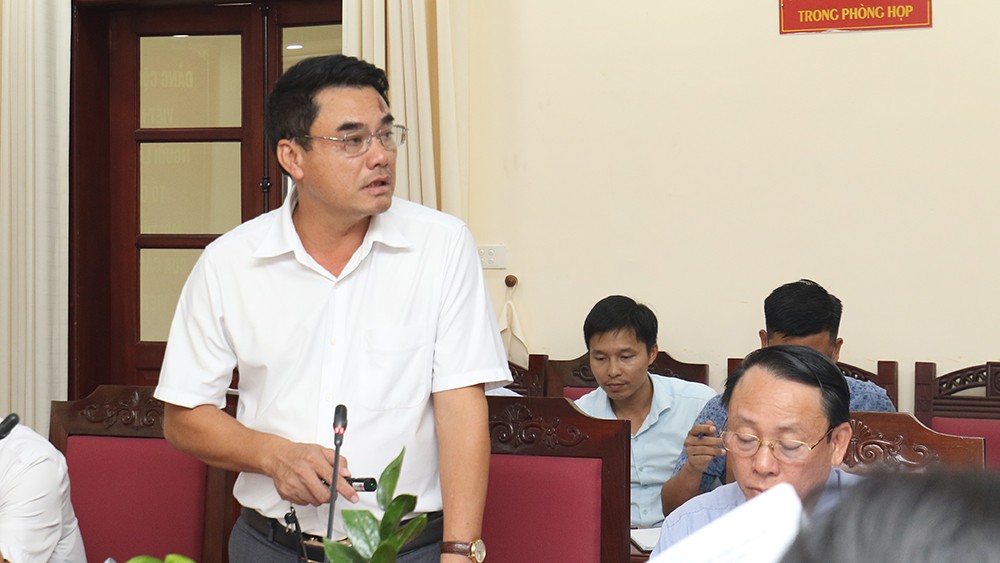 Ông Quách Sỹ Dũng (trưởng phòng quản lý đô thị huyện Mê Linh) trình bày các kiến nghị đối với sở Xây dựng thành phố Hà Nội