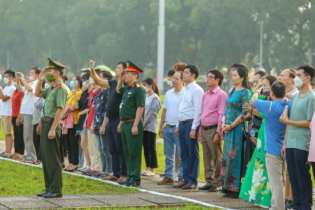 Đến Hà Nội không thể bỏ lỡ nghi lễ thượng cờ tại Quảng trường Ba Đình