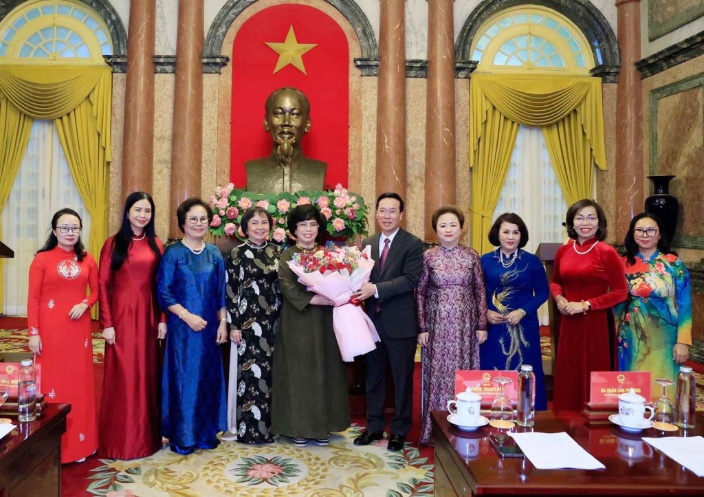 Chủ tịch nước nước Võ Văn Thưởng tặng hoa chúc mừng Hiệp hội Nữ doanh nhân Việt Nam.