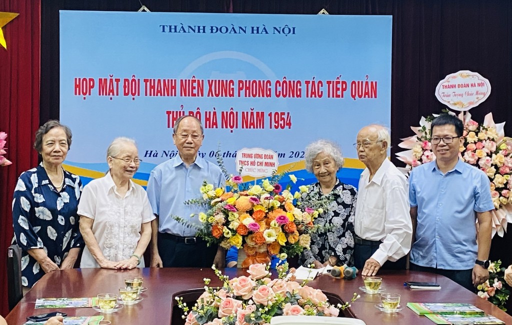Đồng chí Lê Thanh Tú, UVBTV, Trưởng ban Thanh niên xung phong Trung ương Đoàn tặng hoa chúc mừng Đội Thanh niên xung phong công tác tiếp quản Thủ đô