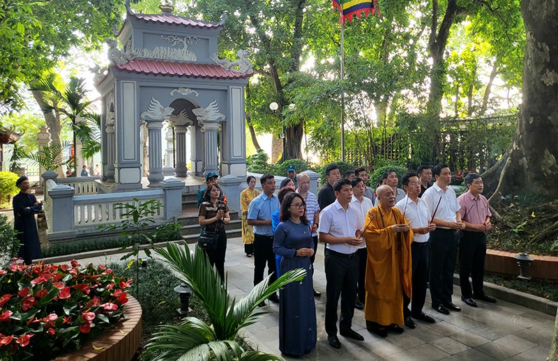 Lãnh đạo Quận uỷ, UBND quận Hoàn Kiếm, lãnh đạo phường Hàng Trống dâng hương tưởng niệm ngày mất của Đức vua Lê Thái Tổ