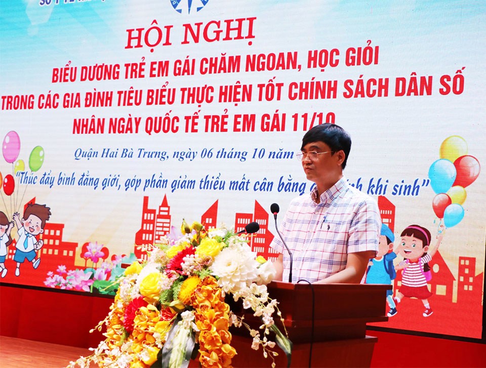 TS Vũ Duy Hưng - Chi Cục trưởng Chi cục Dân số - KHHGĐ Hà Nội phát biểu tại hội nghị.