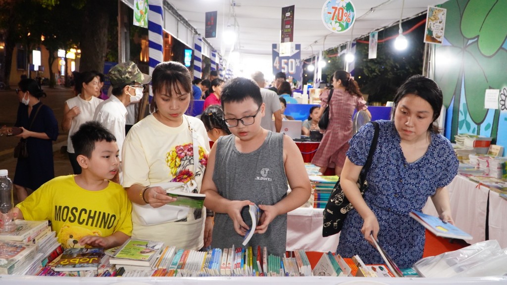 Hội sách Hà Nội đã thu hút nhiều người dân đến đọc và lựa chọn sách