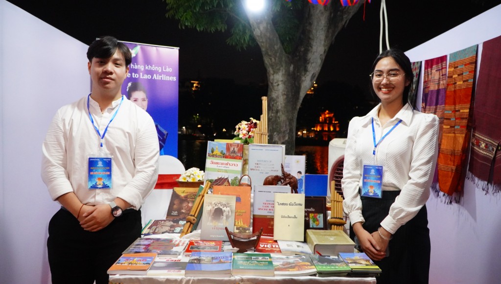 Quấy sách của Đại sứ quán Lào