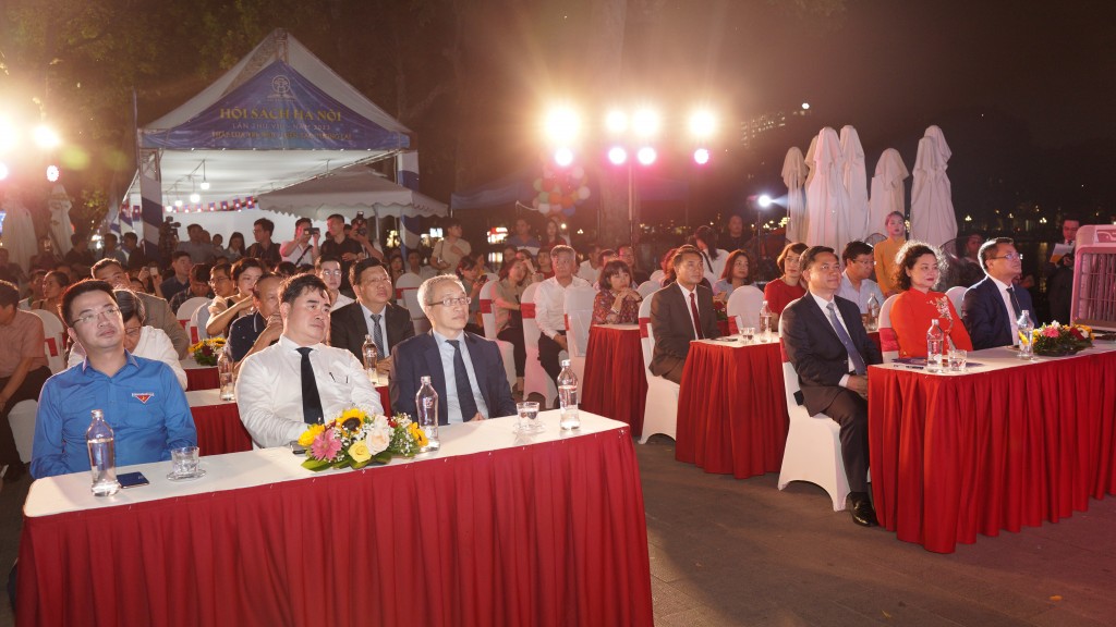 Tham dự lễ khai mạc Hội sách Hà Nội năm nay có các đồng chí lãnh đạo Trung ương, lãnh đạo TP Hà Nội; các đại biểu đại diện cho đại sứ quán các nước và các tổ chức quốc tế tại Việt Nam