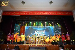 Tân sinh viên trường Báo ‘cháy hết mình’ trong đêm nhạc hội Sóng Trẻ Festival 2023