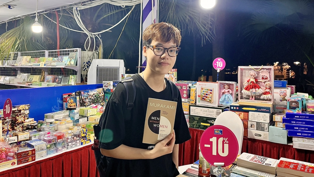 Hà Nội: Giới trẻ gác điện thoại đến phố đi bộ Hoàn Kiếm đọc sách