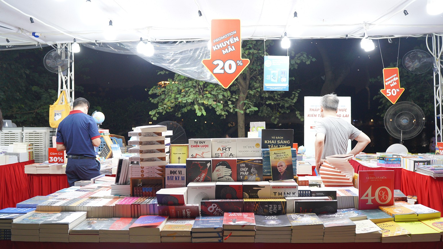 Những hội chợ sách cũng được tổ chức thường xuyên tại Thủ đô với nhiều chương trình ưu đãi, nhằm khuyến khích người dân, đặc biệt là học sinh, sinh viên đọc sách