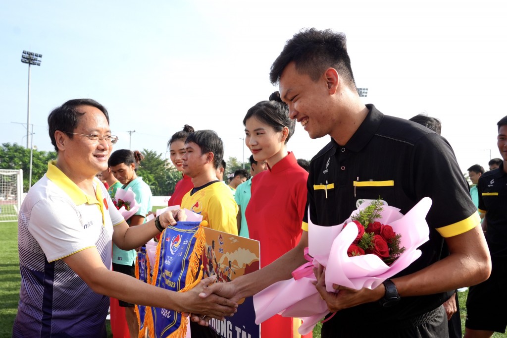  nhà báo Nguyễn Hoàng Nguyên tặng hoa và cờ lưu niệm cho các đội bóng