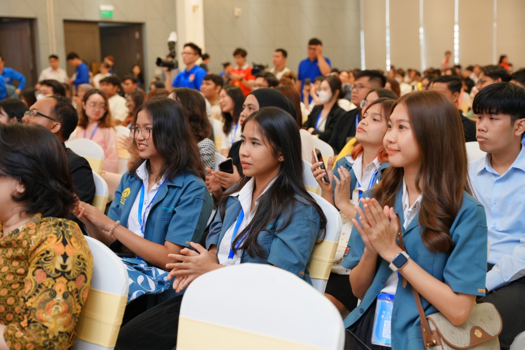 Rất đông các bạn sinh viên TP Hồ Chí Minh và quốc tế đến tham dự Buổi lễ khai mạc diễn đàn 