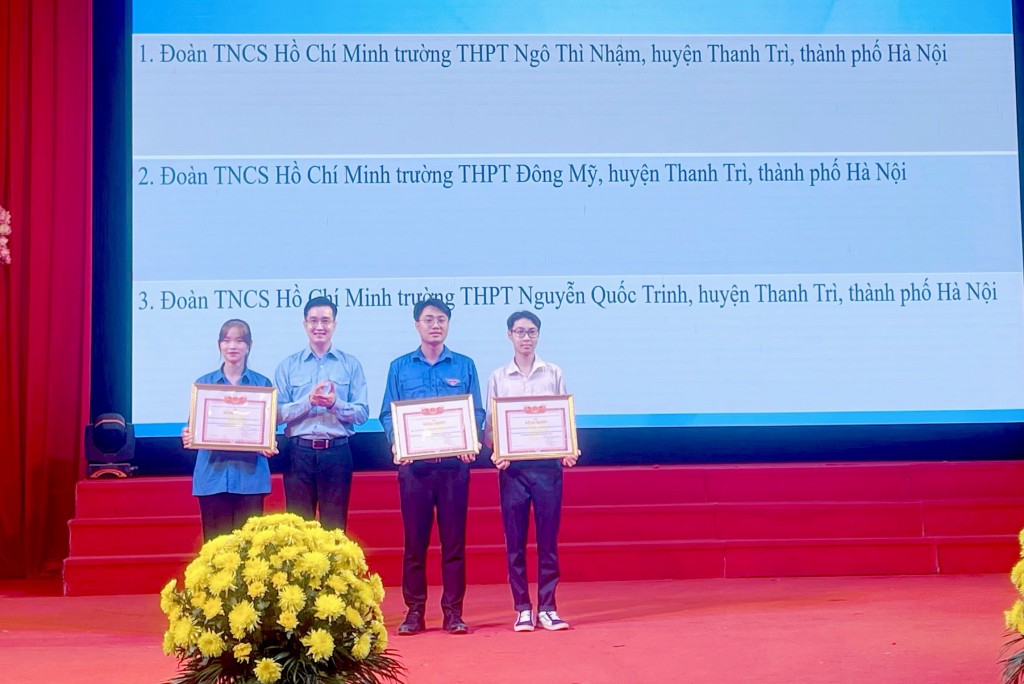 Đồng chí Đào Đức Việt, Phó Bí thư Thành đoàn, Chủ tịch Hội đồng Đội thành phố Hà Nội trao bằng khen tới các cá nhân xuất sắc