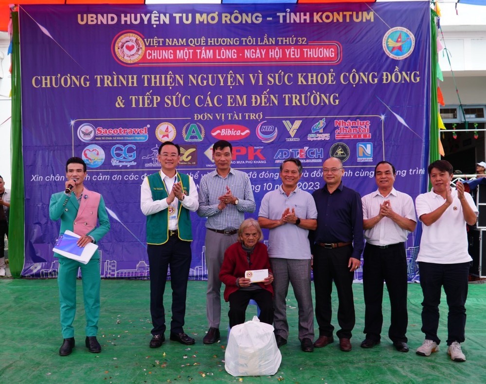 Kon Tum: Tặng quà, khám bệnh miễn phí cho 2.000 người dân huyện Tu Mơ Rông
