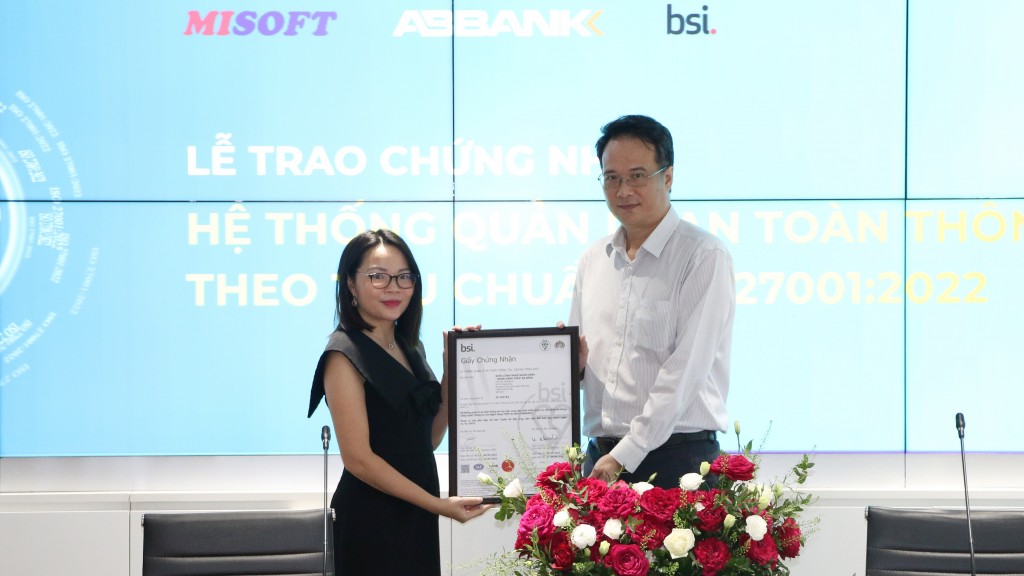 Đại diện BSI trao chứng nhận ISO 27001_2022 cho đại điện ABBANK